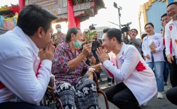 “ยศชนัน”เดินชิม-ช้อป-หาเสียงเยาวราช สุดปลื้มชาวบ้านร้องเรียกนายกฯคนใหม่