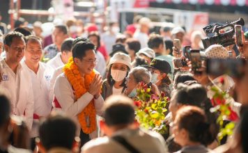 ‘ยศชนัน’ลุยเดินหาเสียงที่ตลาดบางใหญ่ แม่ค้าเชียร์ให้ทำงานต่อ-ไม่ต้องสนโพล