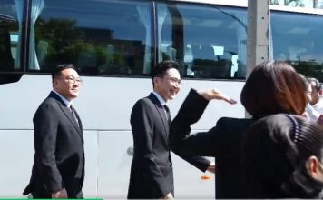 พท.ยกทีมรายงานตัวสส.“ยศชนัน” นำคณะขึ้นรถบัส EV สักการะสิ่งศักดิ์สิทธิ์