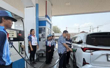 นายกฯย่องสุ่มตรวจปั๊มน้ำมันในนครพนม จี้รณรงค์ประหยัด-เข้มสำรองรับสงกรานต์