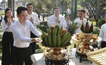 “ยศชนัน”นำทีมรมต.เพื่อไทยไหว้สิ่งศักดิ์สิทธิ์ทำเนียบฯ ก่อนเริ่มงานรองนายกฯ