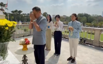 นายกฯเข้าทำเนียบวันแรกหลังสงกรานต์ นำ 3 โฆษกหญิงเข้าสักการะองค์นรสิงห์