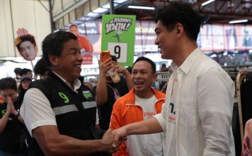 ชัชชาติจับมือทักทายให้กำลังใจชัยวัฒน์ หลังหาเสียงชนกันที่ตลาดเอซี สายไหม