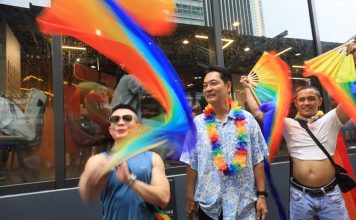 ‘อนุชา’เดินลุยน้ำท่วมกลางเทศกาลไพรด์ ถก‘ผอ.บางรัก’เร่งแก้ท่อตันหลังฝนถล่ม!!
