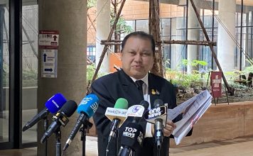 ‘สนธิญา’ยื่น‘โสภณ’สอบจริยธรรม‘ไอซ์’ ปมโพสต์ว่า‘จุ้น-เผลอเตะชามข้าวหมา’