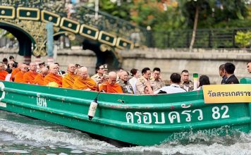 อนุทินลงเรือติดตามโครงการพระราชดำริ ดูการพัฒนาคูคลองในเกาะรัตนโกสินทร์