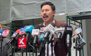 ลุคใหม่!?‘ทนายตั้ม’สวมสูทแดง-ติดหนวด ยื่นร้องมหาดไทยสอบ‘มูลนิธิกันจอมพลัง’
