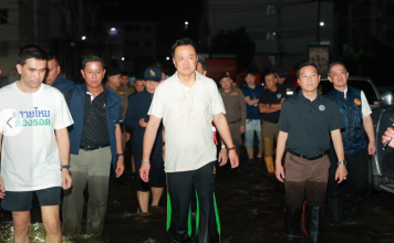 ‘อนุทิน’ลุยน้ำสายไหม ให้กำลังใจผู้ประสบภัย ย้ำอาหาร-ยา-ไฟฟ้าต้องไม่ขาด