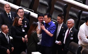 รัฐสภาฯคึกคัก’อนุทิน‘แวะโชว์ตัวเดินทักทาย ถ่ายรูปกับสส.ฝ่ายค้าน-รัฐบาล