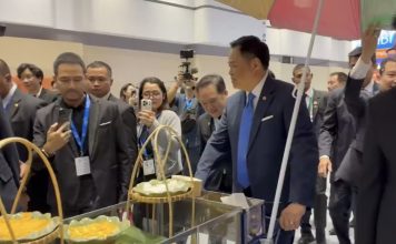 ‘อนุทิน’สวมบทพ่อค้าช่วงว่างประชุม IMF เข็นรถเสิร์ฟขนมไทยให้แขกชาวต่างชาติ
