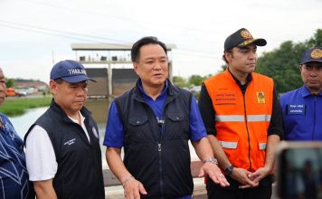 นายกฯติดตามบริหารจัดการน้ำที่สุพรรณ สั่งเร่งกำจัดผักตบ-เปิดประตูน้ำเป็น5บาน