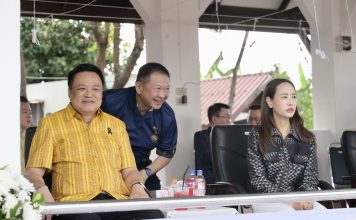 “นายกฯ-ภริยา”ร่วมประเพณีอุ้มพระดำน้ำ คุณยายชูป้ายเชียร์“รักพี่หนู ขอให้อดทน”